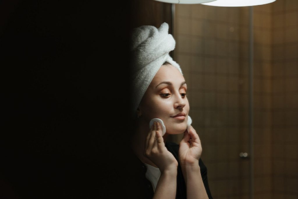 Nighttime Skincare Habits That Can Give You Youthful and Healthy Skin