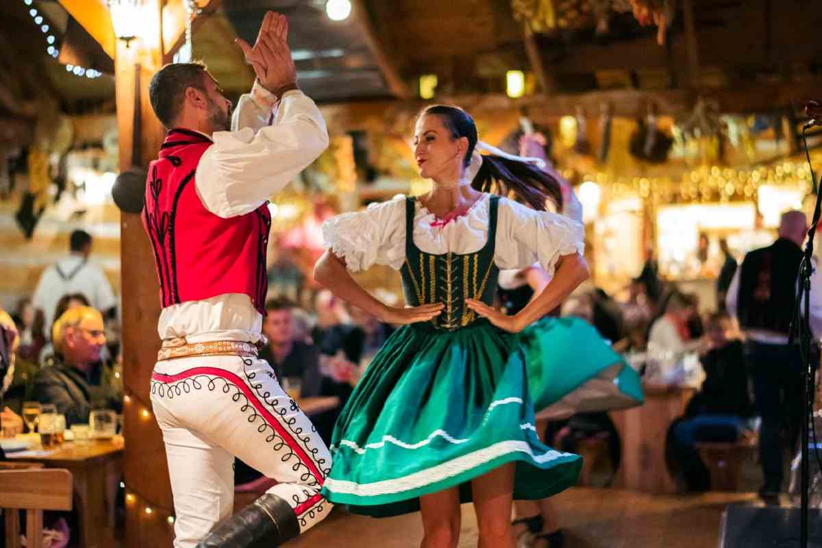 A Folklore Weihnachtsabend with Traditional Czech Dinner in Prague and Transfer